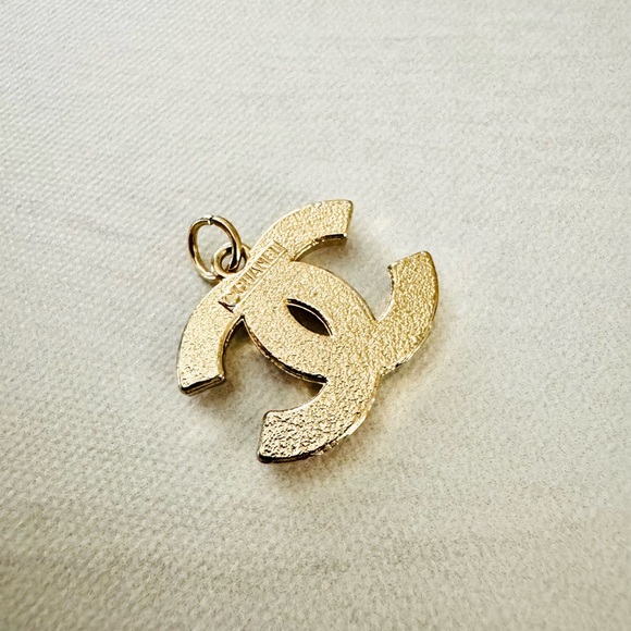 Chanel Gold Pearl & White Pendant, Classic CC Interlocked Logo pendant charm - Picture 3 of 3